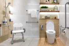 la salle de bains pour personne à mobilité réduite https://www.am-rochereuil.fr/sites/am-rochereuil.fr/files/styles/medium/public/amenager_une_salle_de_bains_pour_personne_a_mobilite_reduite.jpg?itok=qy-v3Tlv