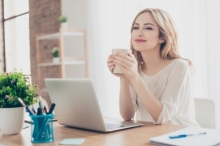 optimiser son espace cafe au bureau https://www.am-rochereuil.fr/sites/am-rochereuil.fr/files/styles/medium/public/la_salle_de_cafe_en_entreprise_comment_loptimiser.jpeg?itok=Aejnh-U9