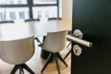 la salle de réunion en entreprise https://www.am-rochereuil.fr/sites/am-rochereuil.fr/files/styles/medium/public/la_salle_de_reunion_est_un_espace_de_travail.jpeg?itok=qpkH1jFh